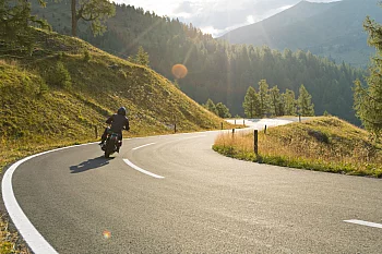 Motociclista su Alpi Austriache