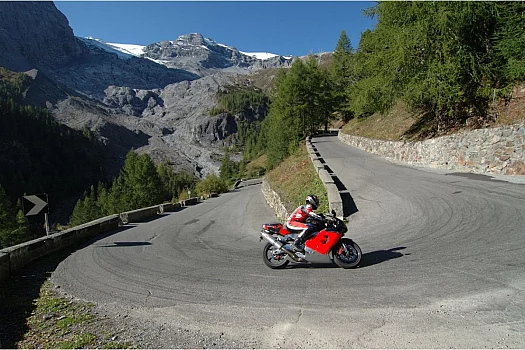 Motociclista sulle Alpi