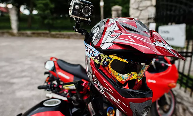 Action cam su un elmo da motocross