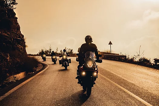 Bikers motociclisti al tramonto in montagna