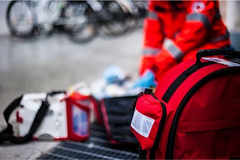 Kit di primo soccorso moto usato da un soccorritore