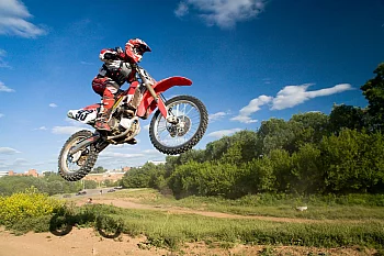 Motociclista che fa motocross