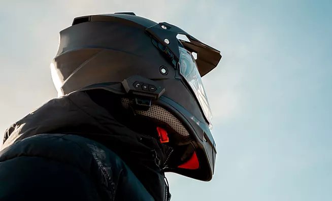 Motociclista che indossa un casco con sotto un balaclava