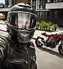 Motociclista che si fa un selfie con il casco