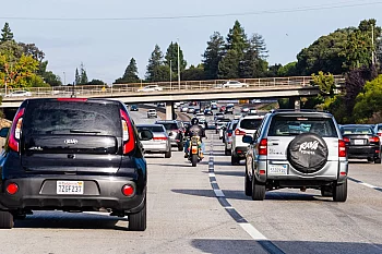 Motociclista in mezzo al traffico