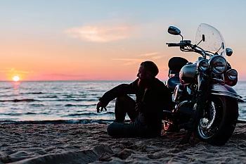 Motociclista sul mare